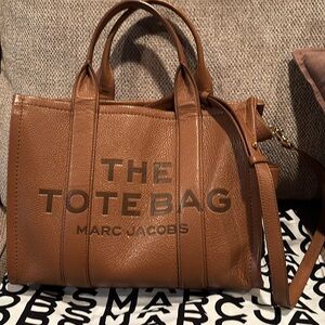 Marc Jacobs The Tote Bag medium argan oil color